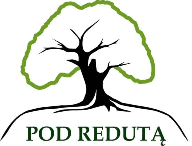 Logo przedstawiające stylizowane czarne drzewo z zieloną obwódką tworzącą koronę oraz napis „POD REDUTĄ” wykonany zielonymi wielkimi literami poniżej.