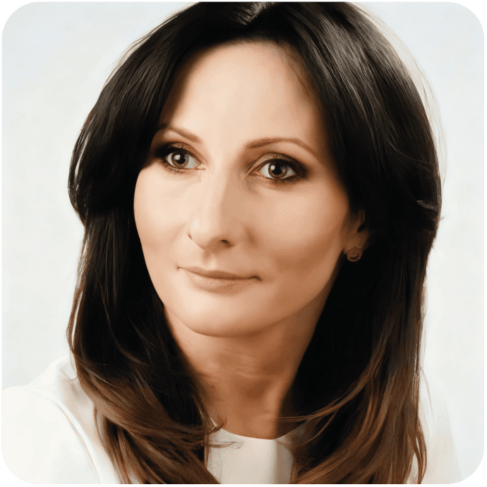 Anna Cąkała-Sierpińska - Kobieta o brązowych włosach sięgających ramion i jasnej karnacji, ubrana w białą bluzkę, spoglądająca lekko w bok na jednolitym tle.